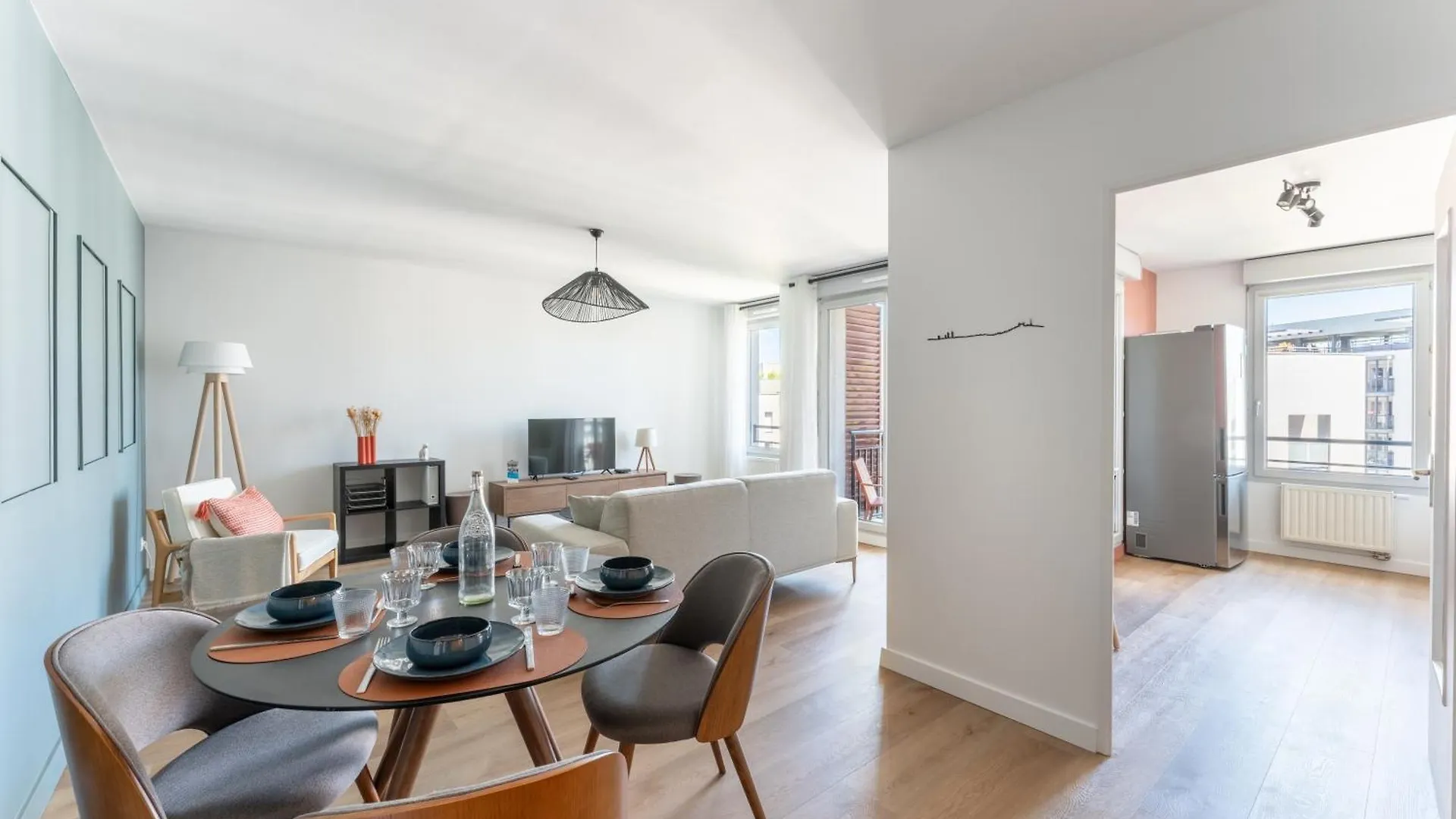 Contactos de Mdor - Montagari Appt A Lyon